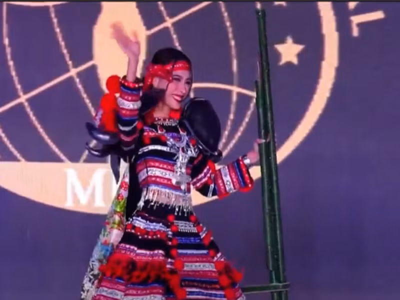 Ngọc Hằng khéo léo cầm hai cây cà kheo trên tay rồi tươi cười chào khán giả. Người hâm mộ tại quê nhà dành lời khen cho cách xử lý và sự bình tĩnh, tự tin của đại diện Việt Nam.