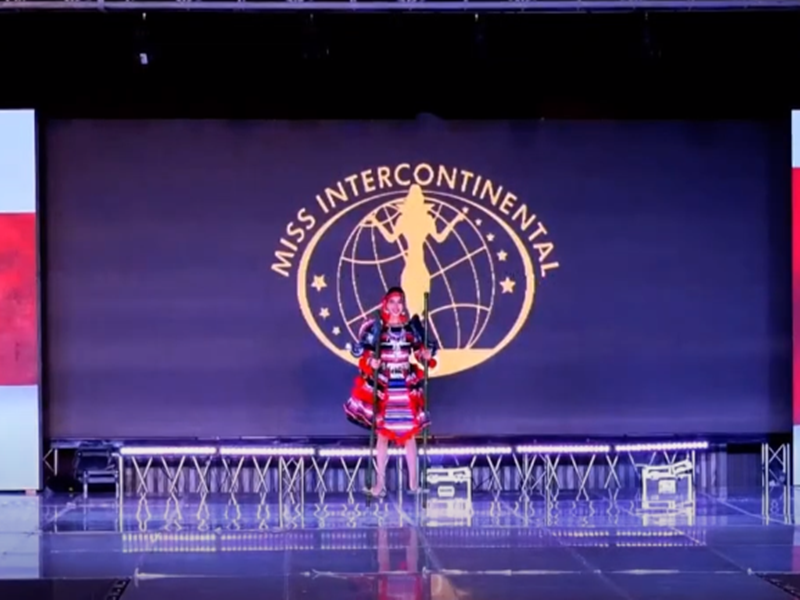 Vì vậy, ở cuối màn trình diễn, sau khi bước lên cây cà kheo để trở vào cánh gà, Ngọc Hằng gặp sự cố.