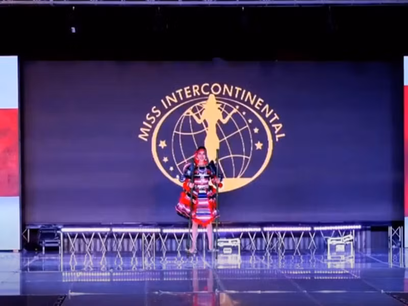 Vì vậy, ở cuối màn trình diễn, sau khi bước lên cây cà kheo để trở vào cánh gà, Ngọc Hằng gặp sự cố.