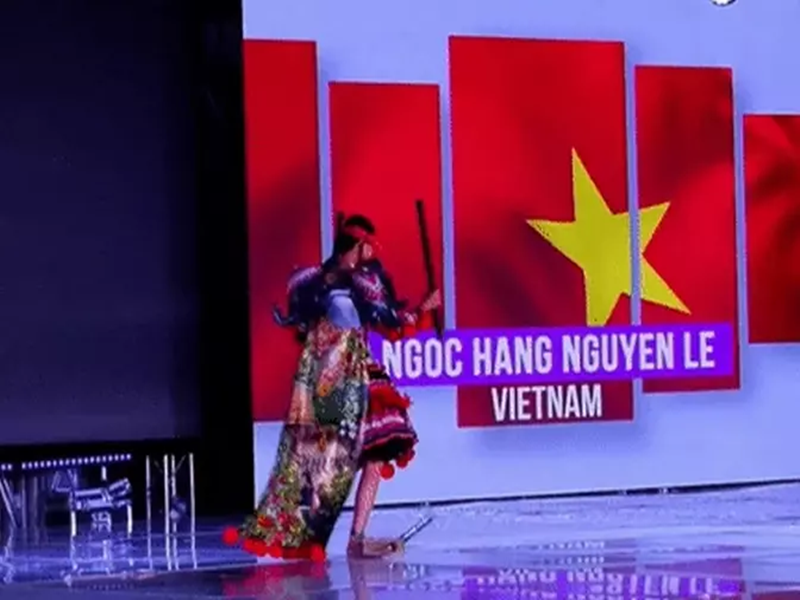 Một trong hai cây cà kheo bị gãy đôi.