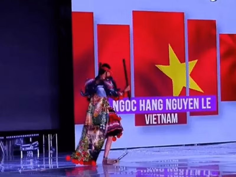 Một trong hai cây cà kheo bị gãy đôi.