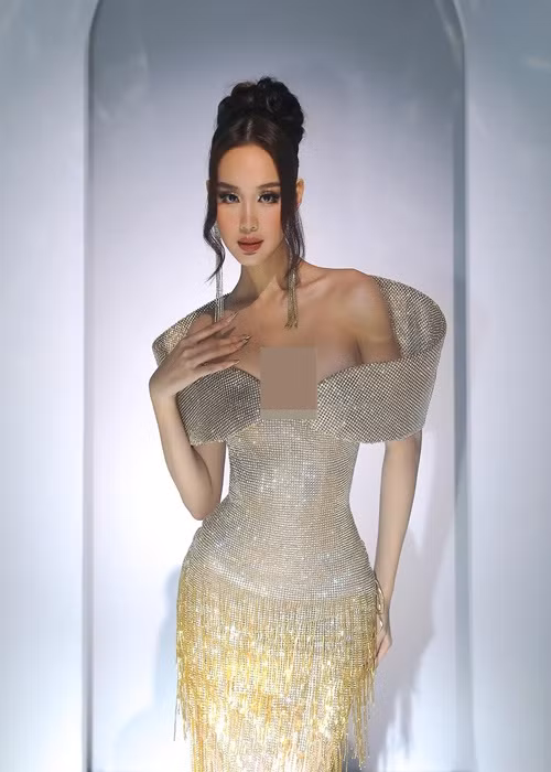 Chiếc váy Power of beauty của Bảo Ngọc đến từ NTK Chung Thanh Phong, lấy cảm hứng từ họa tiết của chiếc vương miện kỷ niệm 50 năm cuộc thi Hoa hậu Liên lục địa cũng chính là chiếc vương miện mà Bảo Ngọc đang giữ.