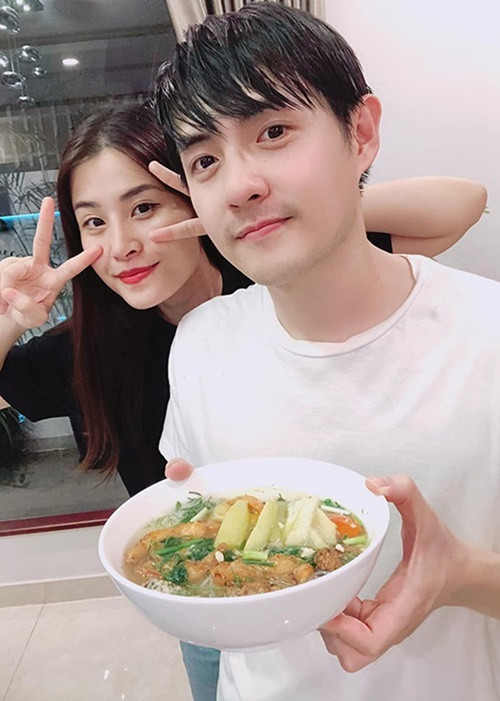 Đông Nhi phát hiện thêm 3 cái giỏi của Ông Cao Thắng sau khi về chung một nhà. Nữ ca sĩ chia sẻ chồng giỏi nịnh vợ, giỏi mát xa và giỏi chia sẻ. Bản thân Đông Nhi cũng ngày càng đảm đang sau khi kết hôn.