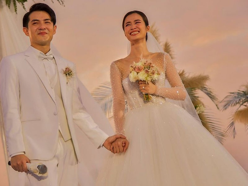 Sau 10 năm yêu nhau, Đông Nhi - Ông Cao Thắng quyết định về chung một nhà bằng một đám cưới diễn ra vào ngày 9/11/2019. Đông Nhi tiết lộ sau khi kết hôn, Ông Cao Thắng ngày càng ngọt ngào.