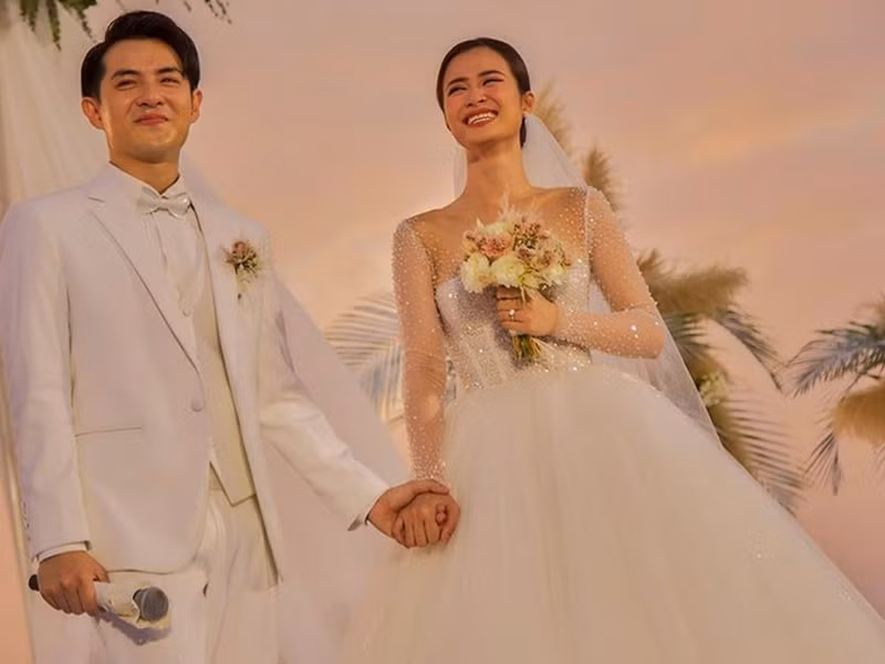 Sau 10 năm yêu nhau, Đông Nhi - Ông Cao Thắng quyết định về chung một nhà bằng một đám cưới diễn ra vào ngày 9/11/2019. Đông Nhi tiết lộ sau khi kết hôn, Ông Cao Thắng ngày càng ngọt ngào.