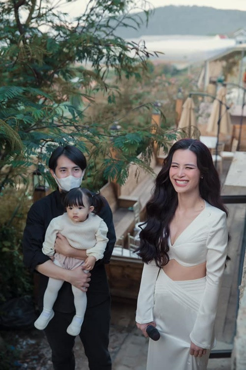 Khi Đông Nhi đi hát trở lại, Ông Cao Thắng trở thành ông bố bỉm sữa. Có những đêm diễn, Ông Cao Thắng cùng con gái chờ Đông Nhi sau cánh gà hoặc trên xe trở về.