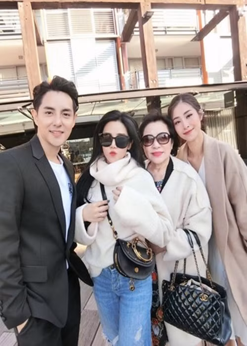 Sau hôn lễ, Đông Nhi vẫn giữ được mối quan hệ tốt đẹp với gia đình nhà chồng. Nữ ca sĩ từng khoe được bố mẹ chồng đãi ăn thịnh soạn sau khi vợ chồng cô đi hưởng tuần trăng mật trở về.