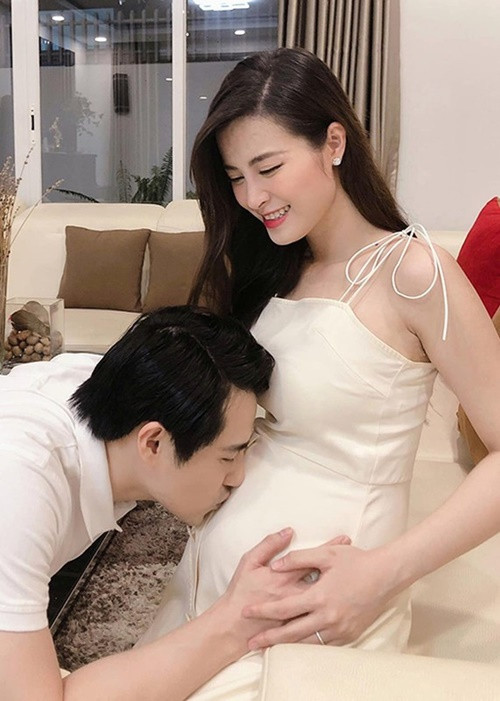 Tháng 4/2020, Đông Nhi xác nhận mang bầu con gái đầu lòng. Ông Cao Thắng khéo chăm vợ. Nam ca sĩ hạn chế các cuộc nhậu cùng bạn bè để dành nhiều thời gian quan tâm đến sức khỏe của vợ bầu. Khi Đông Nhi ngỏ ý thèm xôi, lập tức Ông Cao Thắng đi mua liền.