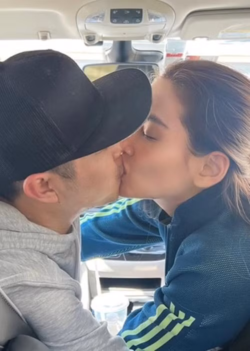 "Chúc mừng sinh nhật em yêu. Anh yêu em", lời chúc của bạn trai Võ Hoàng Yến.