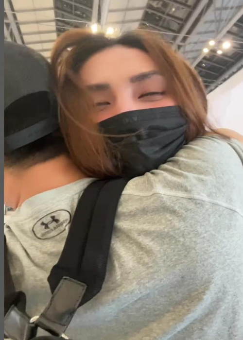 Hậu trữ đông trứng, Võ Hoàng Yến hội ngộ bạn trai sau 9 tháng xa cách.