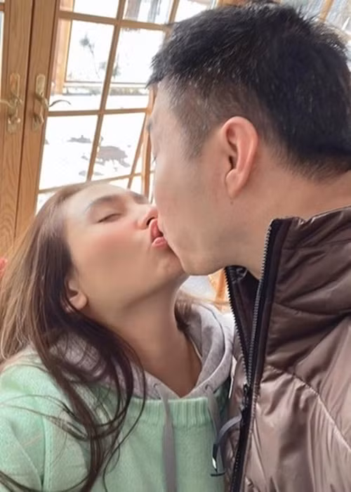 Hồi tháng 10, nữ người mẫu được bạn trai tặng hoa nhân dịp sinh nhật.