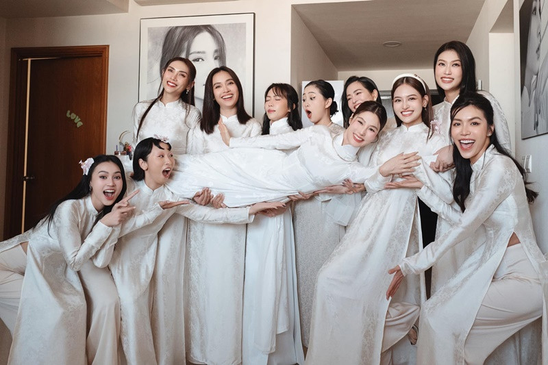 Những khoảnh khắc lầy lội của Diễm My bên hội bạn thân toàn mỹ nhân. Ảnh: FBNV.