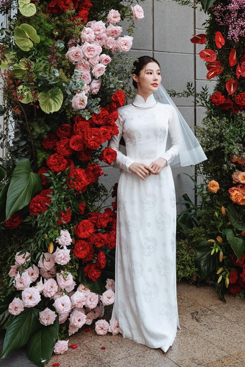 Diễm My dùng nhiều hoa tươi để trang trí. Ảnh: FBNV.