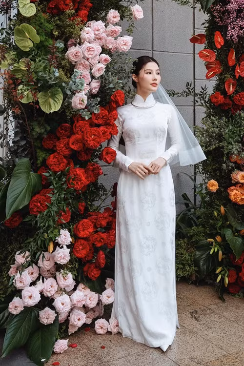 Diễm My dùng nhiều hoa tươi để trang trí. Ảnh: FBNV.