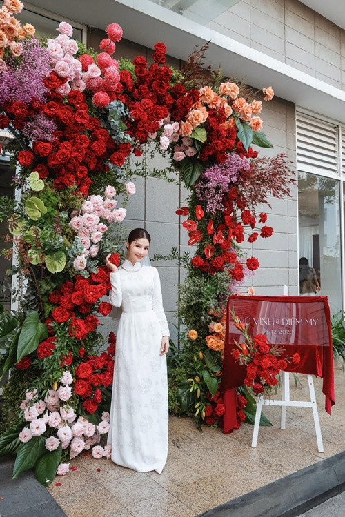 Cô dâu diện áo dài trắng trong ngày trọng đại. Ảnh: FBNV.