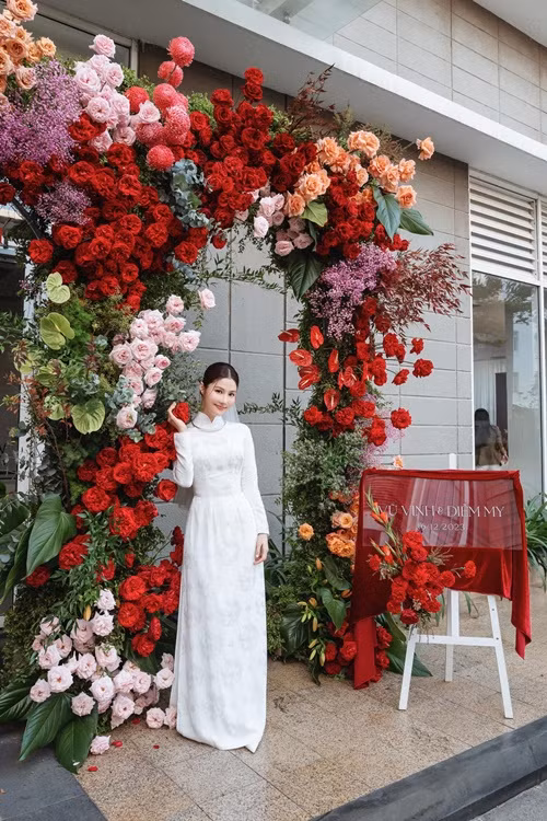 Cô dâu diện áo dài trắng trong ngày trọng đại. Ảnh: FBNV.