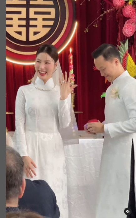 Vợ chồng Diễm My trao nhẫn trong lễ ăn hỏi. Ảnh chụp màn hình.