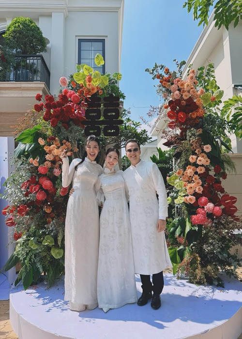 Ninh Dương Lan Ngọc, Trang Hí, Thiên Ân, Võ Hoàng Yến, Minh Tú, Annie, Ái Phương, Thùy Anh làm phù dâu cho Diễm My. Khi Diễm My tung hoa cưới, Võ Hoàng Yến là người bắt được. Trước đó, Võ Hoàng Yến đã cầu hôn bạn trai. Ảnh: FBNV.