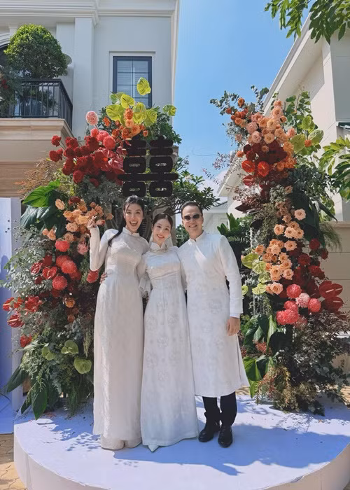 Ninh Dương Lan Ngọc, Trang Hí, Thiên Ân, Võ Hoàng Yến, Minh Tú, Annie, Ái Phương, Thùy Anh làm phù dâu cho Diễm My. Khi Diễm My tung hoa cưới, Võ Hoàng Yến là người bắt được. Trước đó, Võ Hoàng Yến đã cầu hôn bạn trai. Ảnh: FBNV.