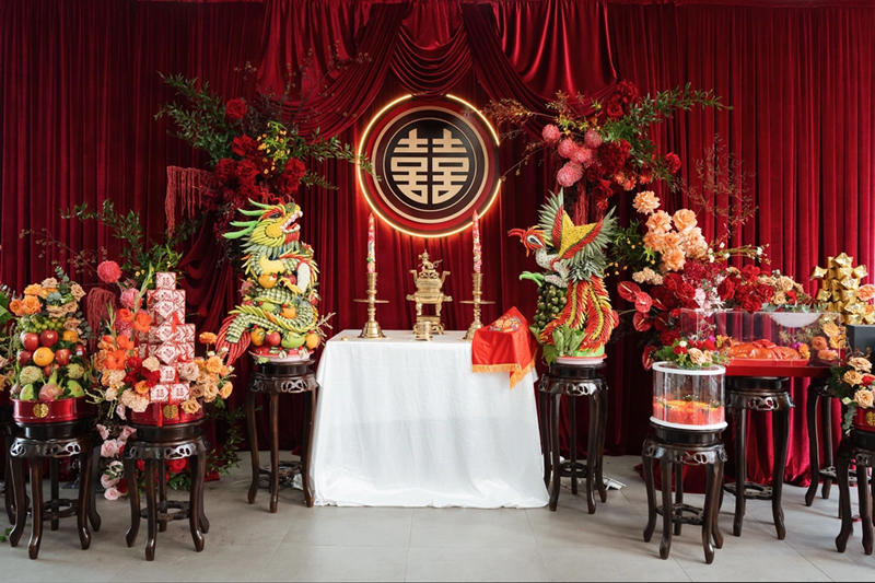 Không gian lễ ăn hỏi của Diễm My 9x và doanh nhân Vinh Nguyễn mang tông màu đỏ. Ảnh: Dân Trí.