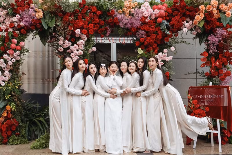 Dàn phù dâu mặc áo dài trắng. Ảnh: FBNV.