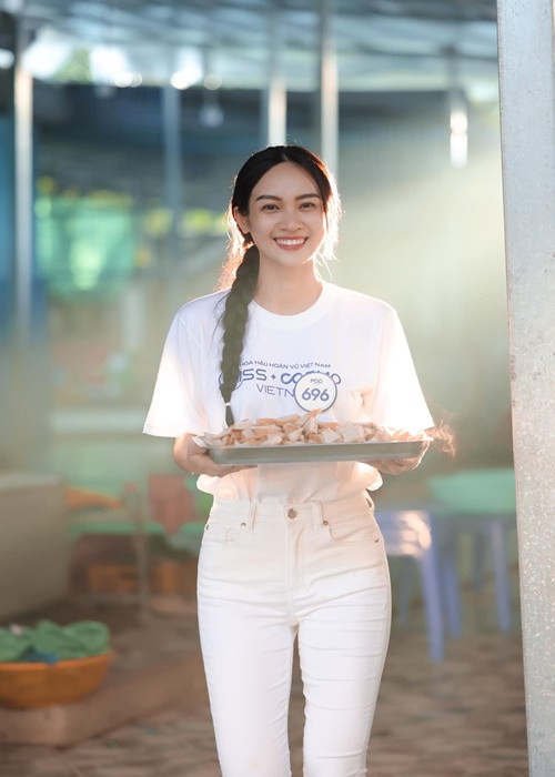 Chia sẻ trên Dân Trí, Thúy Quỳnh cho biết, cô luôn ấp ủ một dự án thiện nguyện dành cho các tỉnh miền núi phía Bắc nhưng chưa thể hoàn thiện. Người đẹp hiểu rằng chỉ khi bản thân có tiếng nói, vị trí trong xã hội mới có thể giúp được nhiều bạn nhỏ hơn.