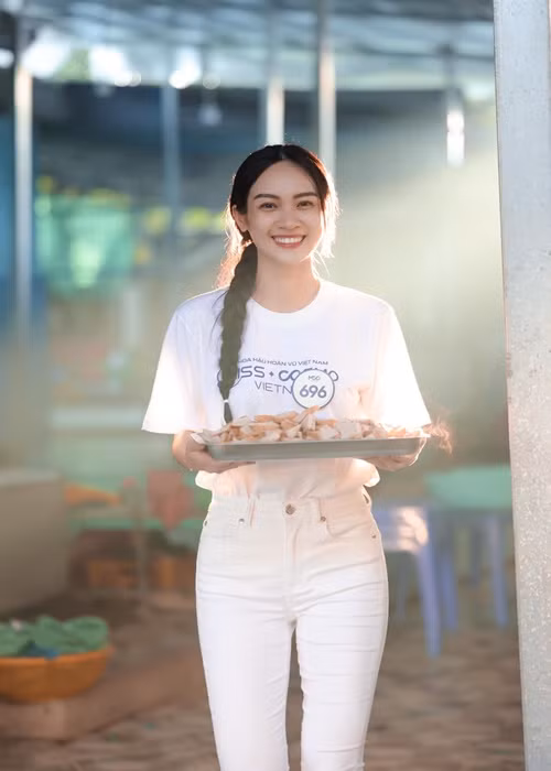 Chia sẻ trên Dân Trí, Thúy Quỳnh cho biết, cô luôn ấp ủ một dự án thiện nguyện dành cho các tỉnh miền núi phía Bắc nhưng chưa thể hoàn thiện. Người đẹp hiểu rằng chỉ khi bản thân có tiếng nói, vị trí trong xã hội mới có thể giúp được nhiều bạn nhỏ hơn.