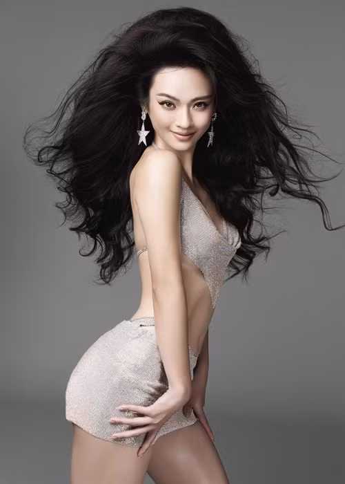 Thúy Quỳnh từng bị gia đình phản đối khi quyết định theo đuổi sự nghiệp người mẫu. Với lòng đam mê làm người mẫu, cô dần khẳng định được bản thân.