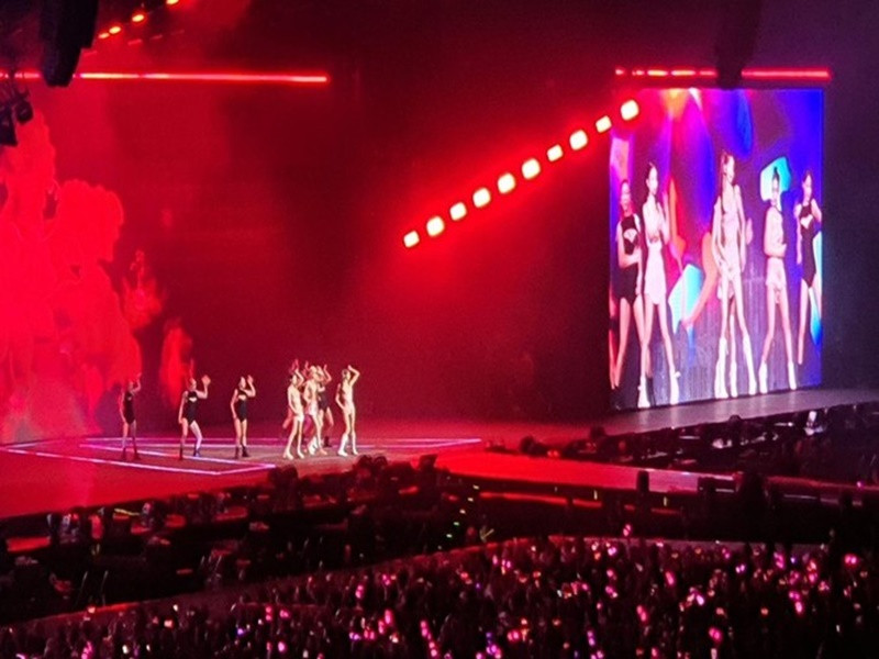 Tối ngày 29/7, đêm diễn đầu tiên của concert BlackPink tại Hà Nội diễn ra thành công. Nhóm nhạc xứ Hàn có nhiều hành động chiều lòng fan Việt. Các thành viên nhóm BlackPink cố gắng nói tiếng Việt. Jennie chia sẻ: “Các bạn có khỏe không?”, Jisoo nói “Em yêu các bạn”. Các thành viên còn kêu gọi fan bằng tiếng Việt: “Các bạn hét lên đi”. Ảnh: Dân Việt.