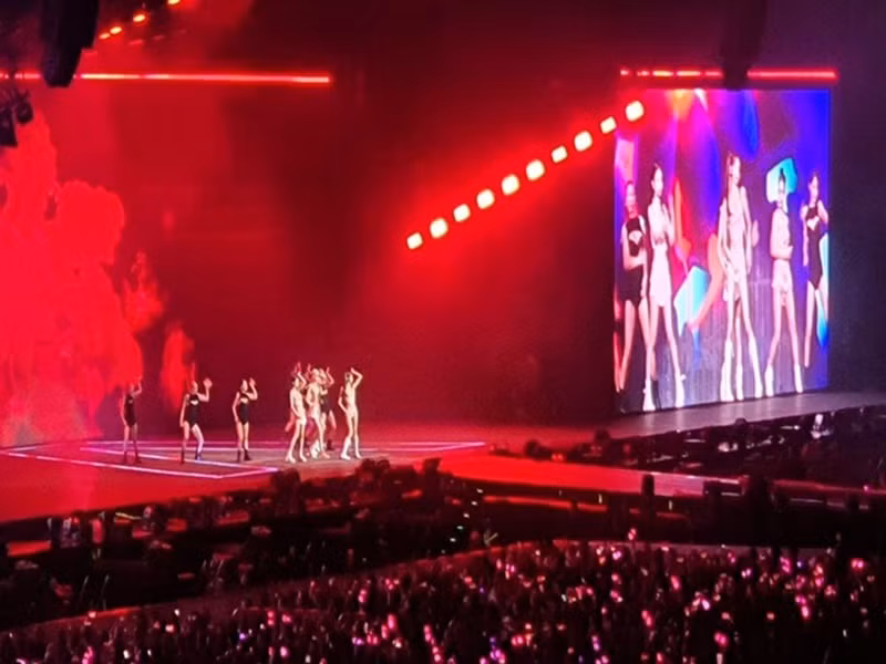 Tối ngày 29/7, đêm diễn đầu tiên của concert BlackPink tại Hà Nội diễn ra thành công. Nhóm nhạc xứ Hàn có nhiều hành động chiều lòng fan Việt. Các thành viên nhóm BlackPink cố gắng nói tiếng Việt. Jennie chia sẻ: “Các bạn có khỏe không?”, Jisoo nói “Em yêu các bạn”. Các thành viên còn kêu gọi fan bằng tiếng Việt: “Các bạn hét lên đi”. Ảnh: Dân Việt.