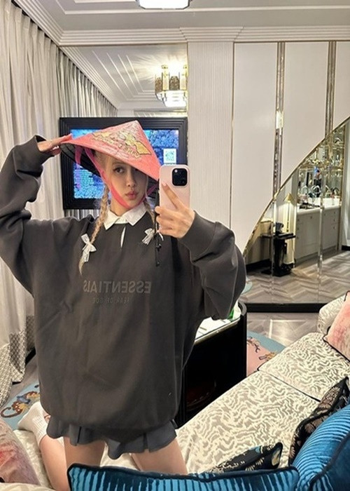 Về Hàn Quốc, Rosé đăng tải một số hình ảnh đội nón lá trong thời gian ở khách sạn tại Việt Nam. Cô còn khoe những món quà được fan Việt tặng. Ảnh: Instagram.