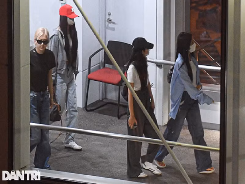 Tối ngày 28/7, 4 cô gái nhóm BlackPink đáp chuyến bay đến Hà Nội. Nhóm được dàn xe sang đón đưa về khách sạn. Theo Phụ Nữ Số, toàn bộ dàn xe đón BlackPink thuộc nhãn hiệu xe Mercedes-Benz, dòng V-Class độ "Maybach" với mức giá từ 3-4 tỷ đồng/chiếc. Ảnh: Dân Trí.