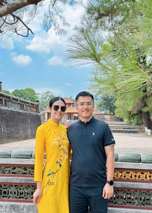 Ngọc Hân chia sẻ trên Dân Trí, vợ chồng cô không chiến tranh lạnh quá 2 ngày. "Không ưng là tôi nói luôn chứ không phải mong đợi sự dỗ dành từ chồng. Tôi không đòi hỏi những cái anh ấy không có, nếu không sẽ tự làm khổ mình", cô cho hay.