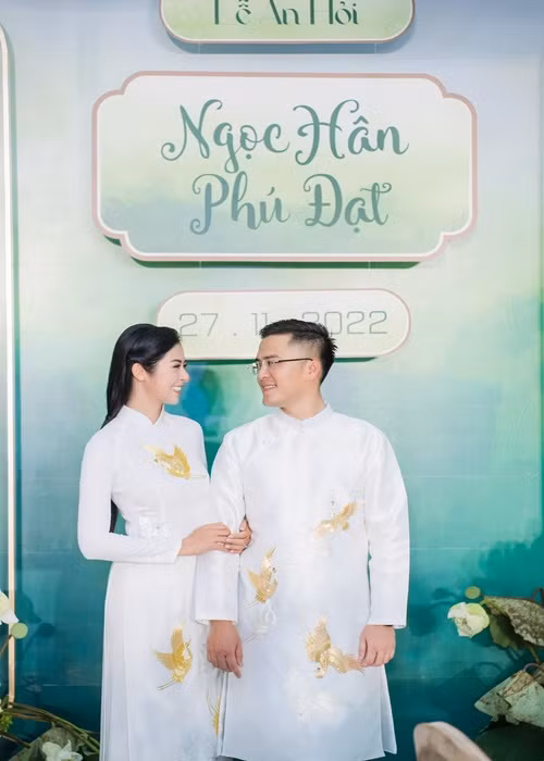 Cuối năm 2022, Hoa hậu Ngọc Hân lên xe hoa. Chồng người đẹp tên Phú Đạt, là chuyên viên Bộ Ngoại giao.