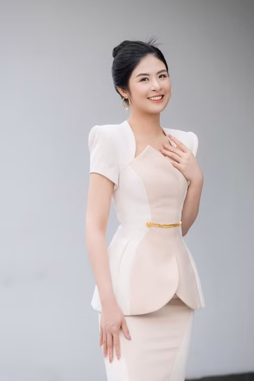 Cô còn đảm nhiệm vị trí Phó Tổng giám đốc một công ty bất động sản sở hữu nhiều khu nghỉ dưỡng, Giám đốc đối ngoại của một tập đoàn nhựa.