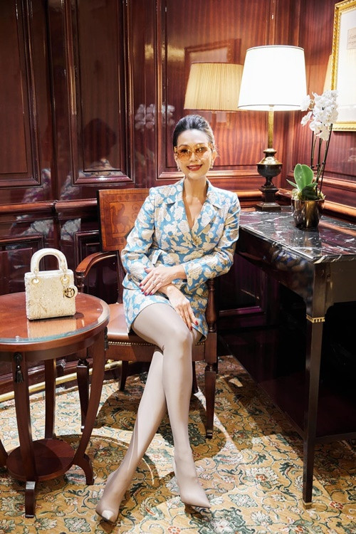 Diễm My luôn ăn mặc sành điệu. Trang phục, phụ kiện của cô đến từ các thương hiệu nổi tiếng. Ảnh: FBNV.