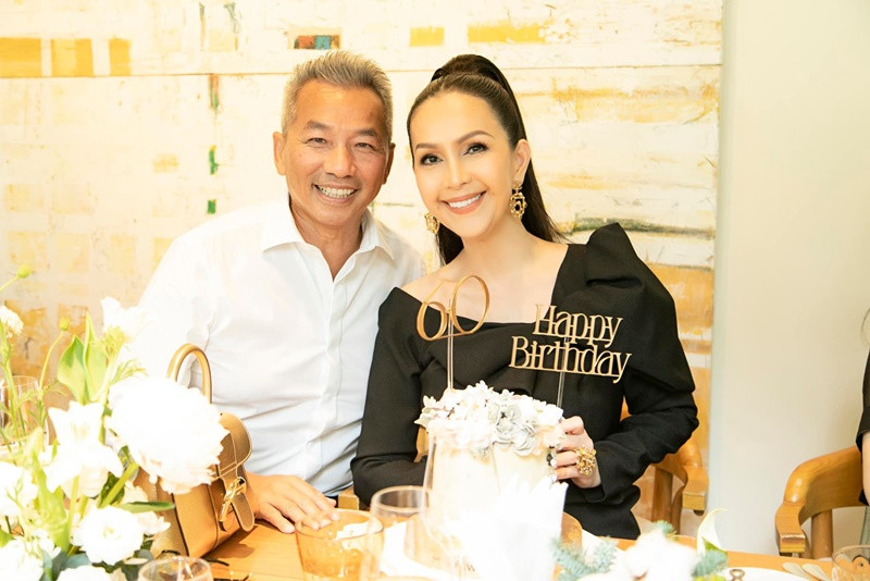 Chồng Diễm My ngày càng phong độ trong khi “nữ hoàng ảnh lịch” sở hữu vẻ đẹp không tuổi. Ảnh: FBNV.