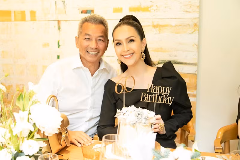 Chồng Diễm My ngày càng phong độ trong khi “nữ hoàng ảnh lịch” sở hữu vẻ đẹp không tuổi. Ảnh: FBNV.