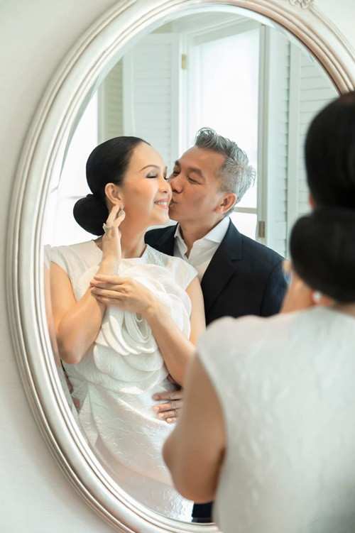 “Nữ hoàng ảnh lịch” chia sẻ trên Dân Trí, chồng ngày trẻ hay bây giờ vẫn thế, luôn chu đáo, kiên nhẫn và hết lòng vì vợ. Ảnh: FBNV.