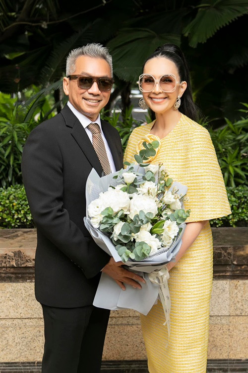 Diễm My luôn được chồng đại gia chiều chuộng. Năm 2019, kỷ niệm 25 năm ngày cưới, doanh nhân Hà Tôn Đức tặng Diễm My chiếc nhẫn kim cương 5 tỷ đồng. Ảnh: FBNV.