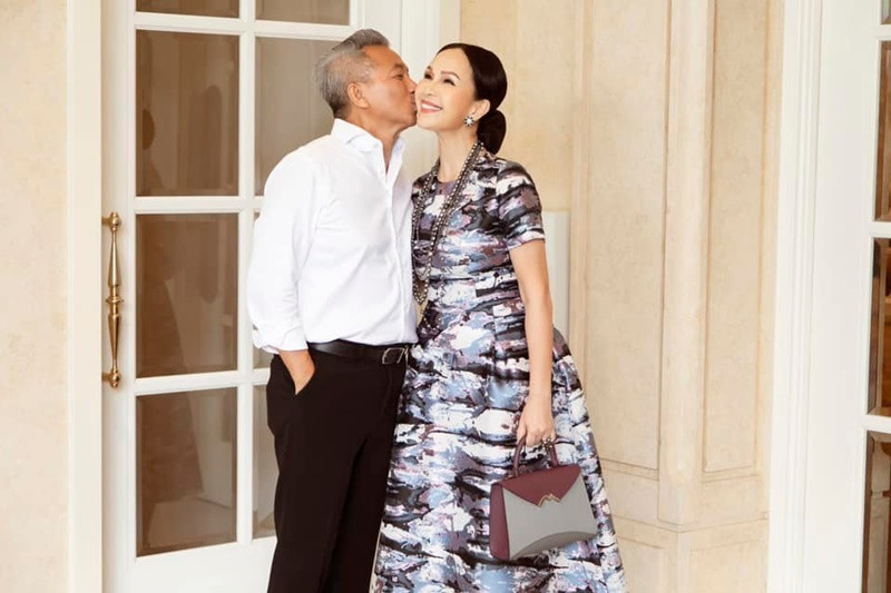 Doanh nhân Hà Tôn Đức không thích xuất hiện ở nơi đông người nhưng vì chiều vợ, anh sẵn sàng đưa vợ tham gia các sự kiện giải trí. Ảnh: FBNV.