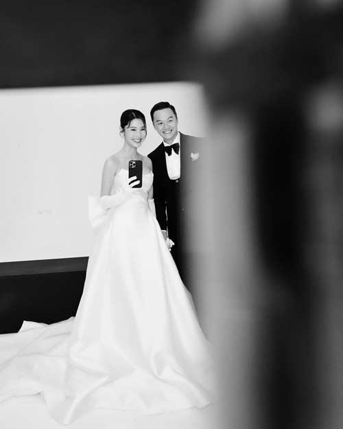 Trong 1 tháng qua, vợ chồng Diễm My vừa chuẩn bị cho đám cưới vừa xây nhà. Căn nhà tân hôn do bố mẹ Vinh Nguyễn dành tặng hai con.