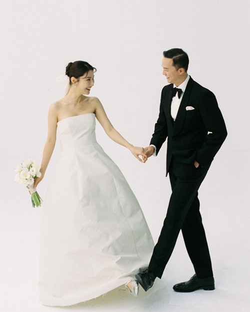 Mới đây, Diễm My chia sẻ, cô giữ bí mật về váy cưới trong hôn lễ với Vinh Nguyễn.