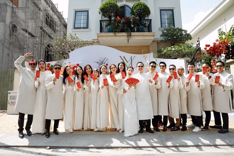 Vợ chồng Diễm My tổ chức lễ ăn hỏi tại căn nhà tân hôn.