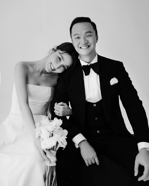 Diễm My thử 10 mẫu váy cưới rồi quay lại với chiếc váy đầu tiên.