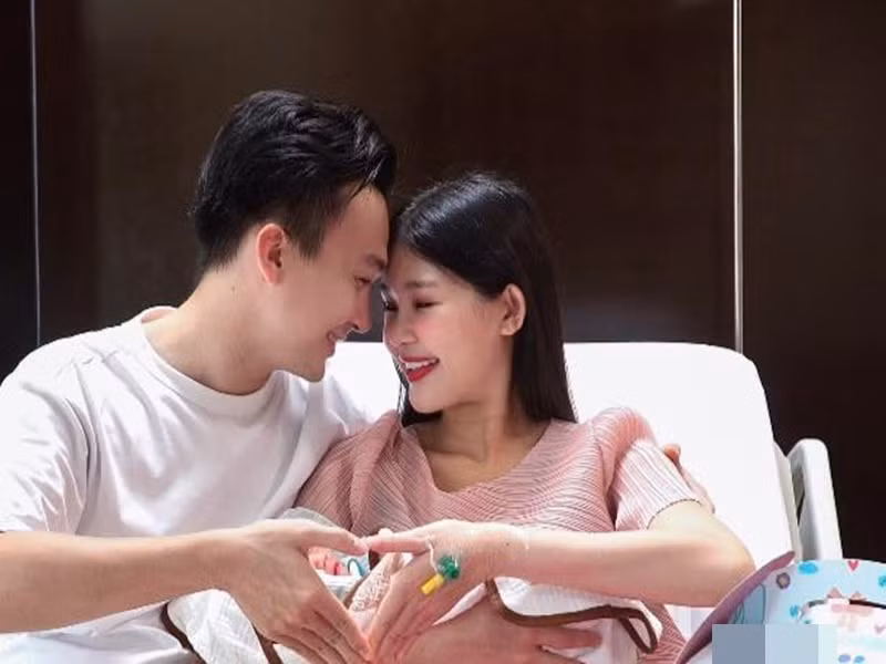 Nhan sắc của nàng hậu rạng rỡ dù vừa sinh nở.