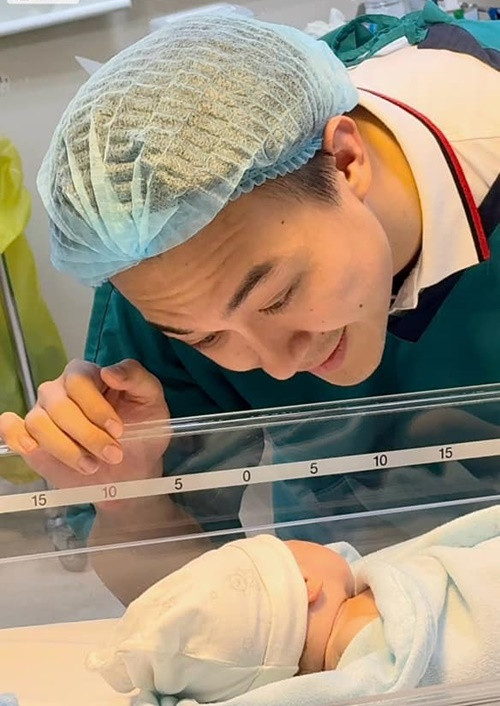 “Có ở cùng vợ trong khoảnh khắc vượt cạn tôi mới thật sự thấm thía “vượt cạn” là như thế nào… Một hành trình mới bắt đầu. Vợ chồng mình sẽ có thêm một chương mới để cùng nhau nha vợ Lê Âu Ngân Anh”, chồng Ngân Anh chia sẻ.