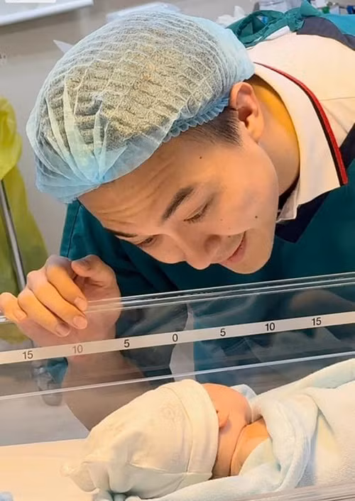 “Có ở cùng vợ trong khoảnh khắc vượt cạn tôi mới thật sự thấm thía “vượt cạn” là như thế nào… Một hành trình mới bắt đầu. Vợ chồng mình sẽ có thêm một chương mới để cùng nhau nha vợ Lê Âu Ngân Anh”, chồng Ngân Anh chia sẻ.