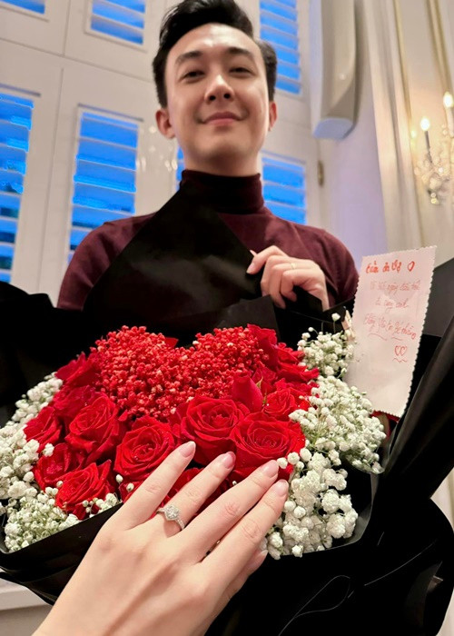 “Cảm ơn vợ vì 365 ngày đầu tiên đi cùng anh. Chồng yêu em bé nhiều!", Phan Tô Ny viết trong tấm thiệp dành tặng vợ.