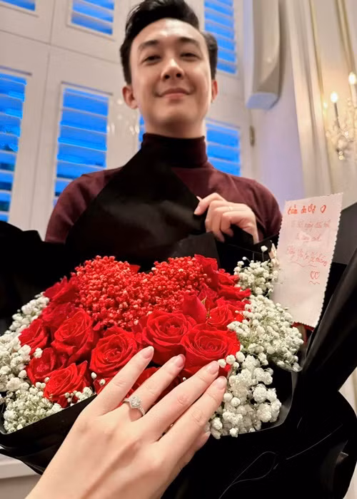 “Cảm ơn vợ vì 365 ngày đầu tiên đi cùng anh. Chồng yêu em bé nhiều!", Phan Tô Ny viết trong tấm thiệp dành tặng vợ.